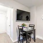 Modern Studio Apartment - Centrally Located
