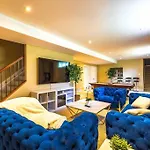 Luxury Mansion W/Hot Tub, Pool Table & 10 Beds!