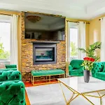 Luxury Mansion W/Hot Tub, Pool Table & 10 Beds!