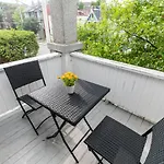 Steps To The University - Cozy 2Br Apartment
