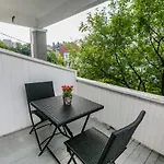 Steps To The University - Cozy 2Br Apartment