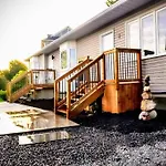 3 Bedroom Home, 3 Queen Beds, Close To All Amenities