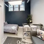 Bachelor Apartment In Downtown
