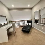 B\'S King Suite