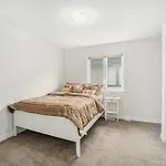 Fully Furnished 4 Bedroom House In Holiday home Ottawa
