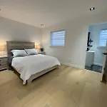 Modern Home For 10+ With Hot Tub!