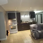 Lovely Guest Entire Minutes From Airport Guest house 4*