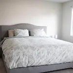 Beautiful Home 5 Minutes From Ottawa Airport