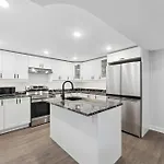 Modern 3br Apartment *