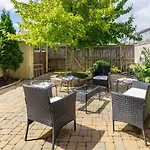 4Br Modern Home With Sunny Patio