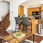 4Br Modern Home With Sunny Patio