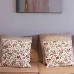 20 Min Dt 12 Min Yow Sleeps 8 Quiet Home W Parking
