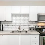 Modern 2Br Apartment - Close To Byward Market