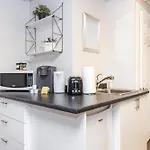 Studio With King Bed - Near Chinatown Apartment
