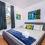 Pet-friendly - Steps To Rideau Centre Apartment