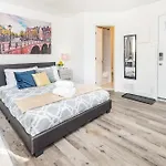 Pet Friendly Suite- In Chinatown Apartment *