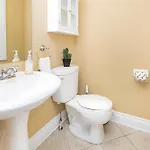 Cozy Modern 4br With Sunny Patio Holiday home *