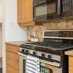 Holiday home Cozy Modern 4br With Sunny Patio *