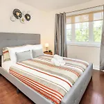 Cozy Modern 4br With Sunny Patio Holiday home Ottawa
