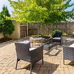 Cozy Modern 4br With Sunny Patio