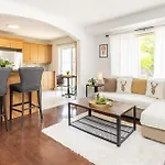 Cozy Modern 4br With Sunny Patio Holiday home *