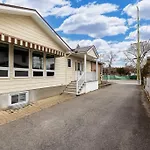 Home W Hot Tub 4 Beds 4 Car Parking 1845 Sq Ft