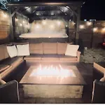 Home W Hot Tub 4 Beds 4 Car Parking 1845 Sq Ft