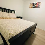 Viewmount Drive A Modern Centrally-Located Gem