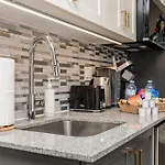 Pet-friendly 2br - Near University Apartment