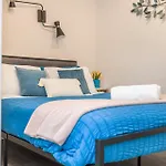 Apartment Modern 2br With Pet Friendly - Near