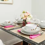 Cozy Modern 4br With Sunny Patio Holiday home