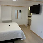 Private Entrance, Private Bathroom, Bedroom And Workspace Apartment *