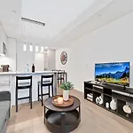 High-End Condo With Gym And Walking Distance To Parliament