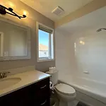 Holiday home Spacious 4br Near Kanata Tech Park *