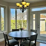 Spacious 4br Near Kanata Tech Park Holiday home *