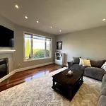 Spacious 4br Near Kanata Tech Park Holiday home