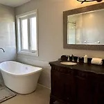 Spacious 4br Near Kanata Tech Park Holiday home *
