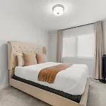 Bliss Modern Luxury 3bed Entire Townhome Free Parking Apartment Ottawa