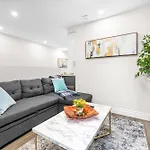 Stylish 2 Bedroom Downtown Apartment *