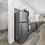 Stylish 2 Bedroom Downtown
