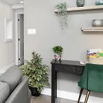 Apartment Stylish 2 Bedroom Downtown *