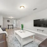 Holiday home Entire House With 6 Bedrooms, 2 Full Bathrooms, And 1 Half Bathroom Ottawa