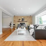 Entire House With 6 Bedrooms, 2 Full Bathrooms, And 1 Half Bathroom * Ottawa