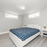 Entire House With 6 Bedrooms, 2 Full Bathrooms, And 1 Half Bathroom Holiday home *