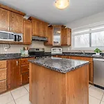 Entire House With 6 Bedrooms, 2 Full Bathrooms, And 1 Half Bathroom Holiday home Ottawa