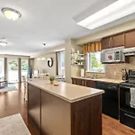 Simplylovely Modern Near Downtown With Free Parking And Patio