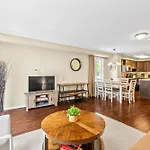 Simplylovely Modern Near Downtown With Free Parking And Patio Apartment Ottawa