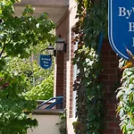 Byward Blue Inn
