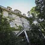 Saintlo Ottawa Jail Hostel