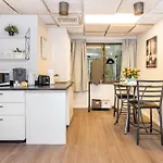 King Bed Studio Apartment - Near Chinatown